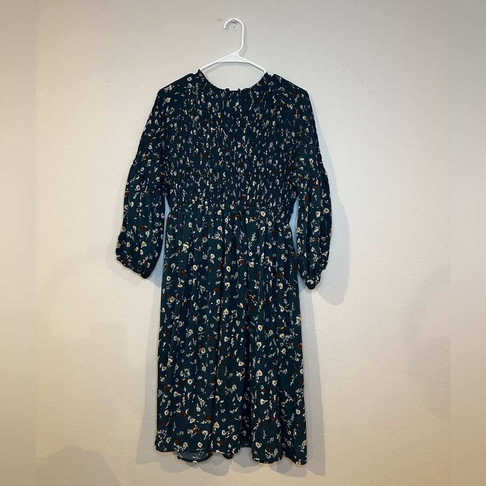 Blue lightweight long sleeve women’s dress w/ white and brown flowers in a large